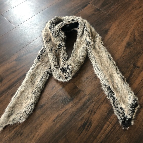 Banana Republic | Faux fur scarf - Picture 1 of 4